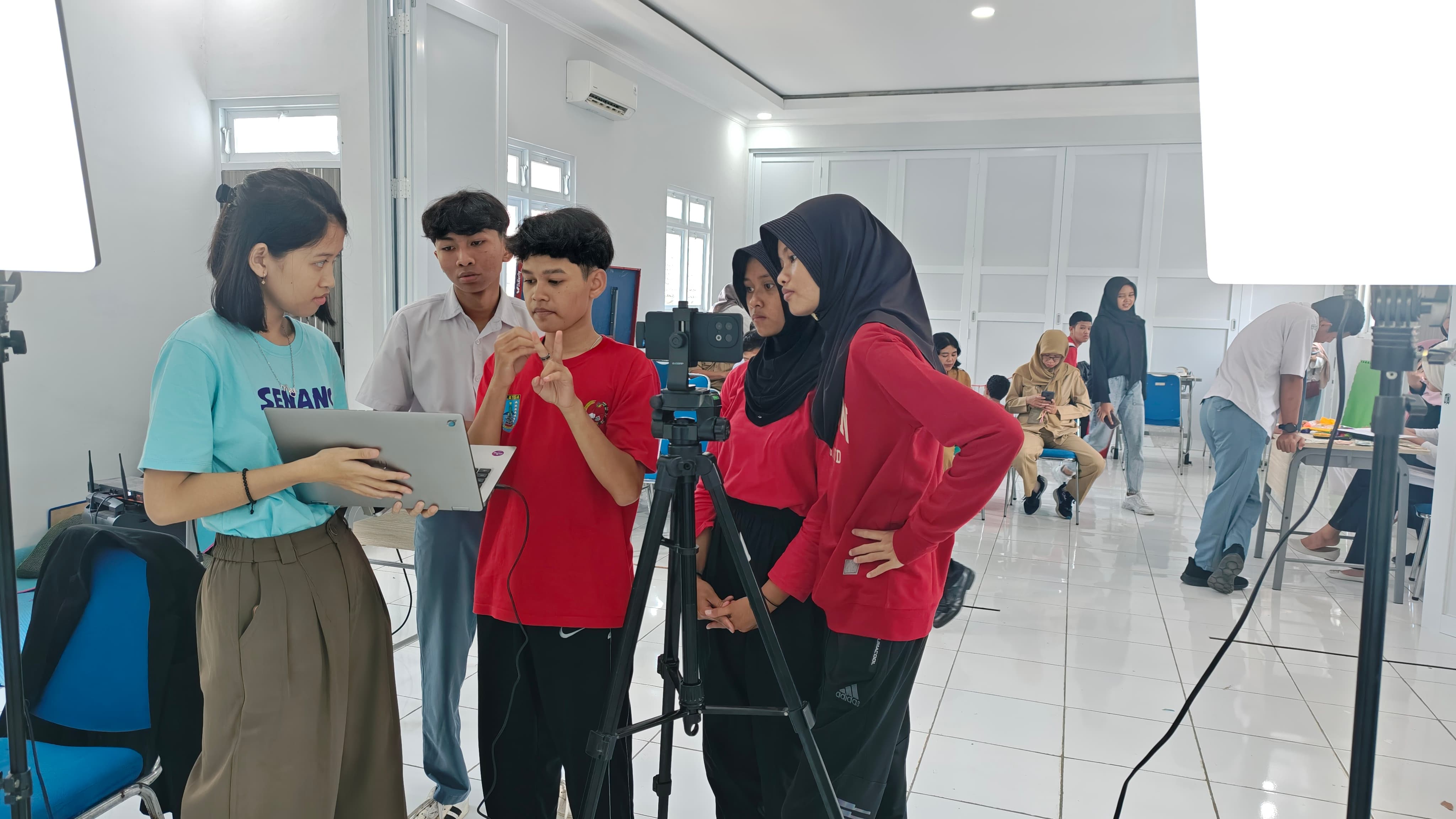 Universitas Stekom Dampingi Siswa SLB Negeri Salatiga Membuat Video CV dan Foto Profesional