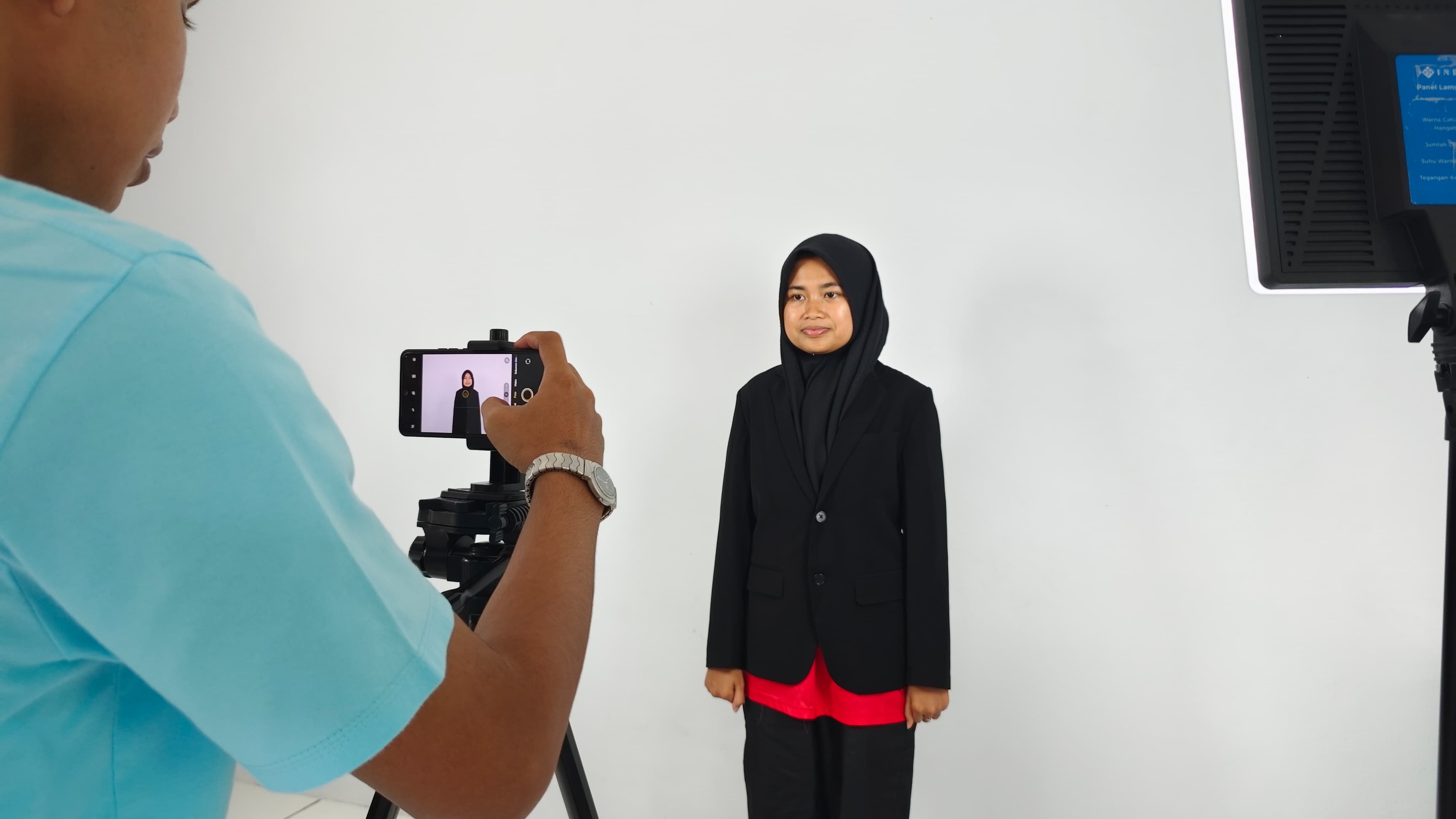 Universitas Stekom Dampingi Siswa SLB Negeri Salatiga Membuat Video CV dan Foto Profesional