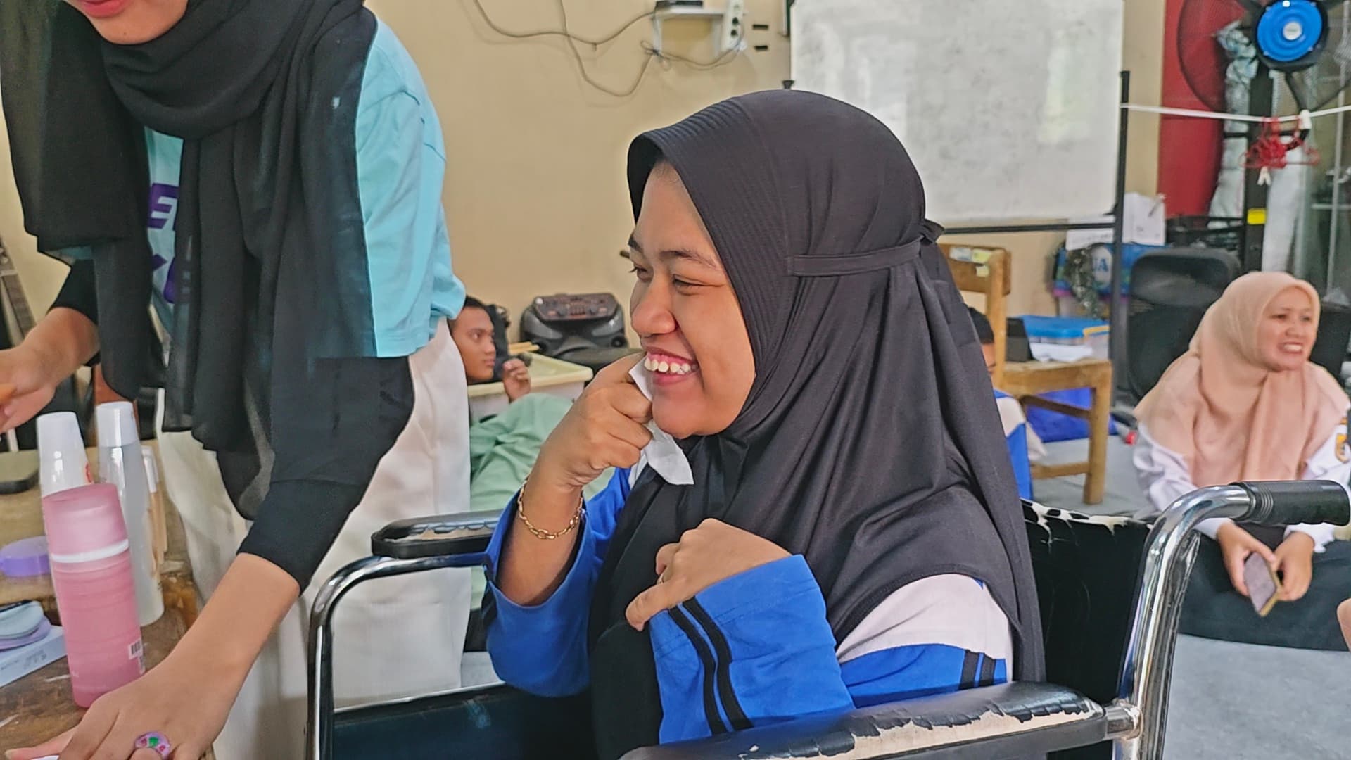 Universitas Stekom Dorong Ekspresi Diri Siswi SLB Negeri Batang melalui Pelatihan Makeup