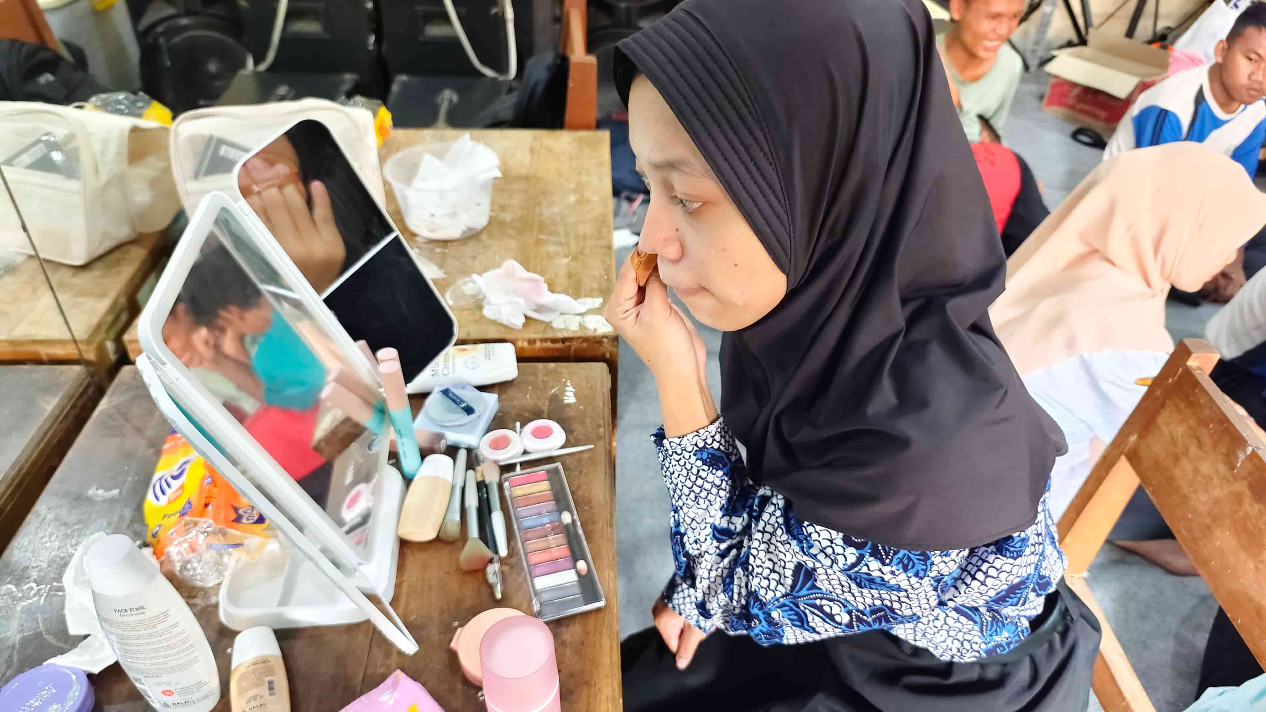 Universitas Stekom Dorong Ekspresi Diri Siswi SLB Negeri Batang melalui Pelatihan Makeup