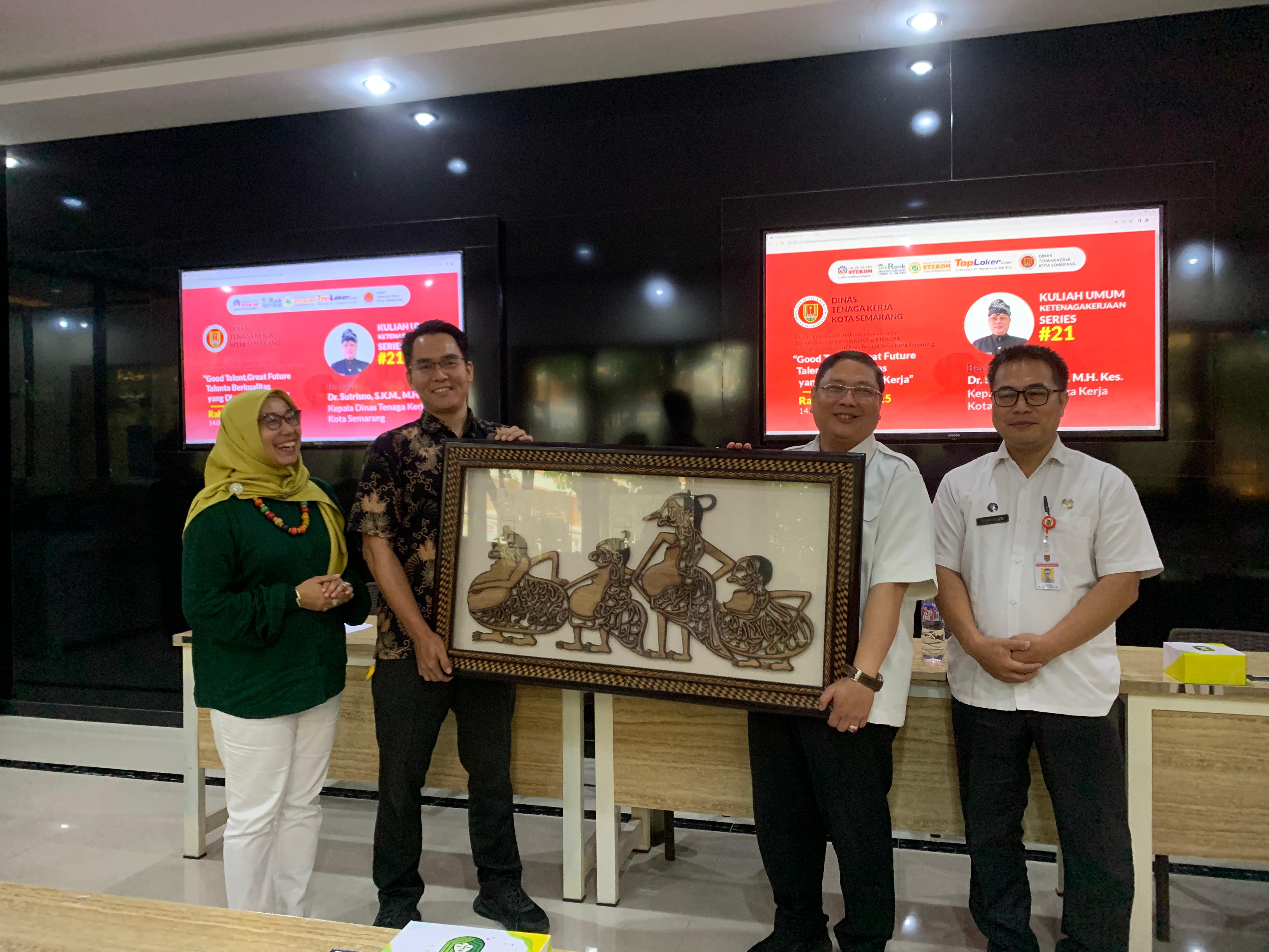 Universitas STEKOM Gelar Kuliah Umum Ketenagakerjaan Bersama Kepala Dinas Tenaga Kerja Kota Semarang