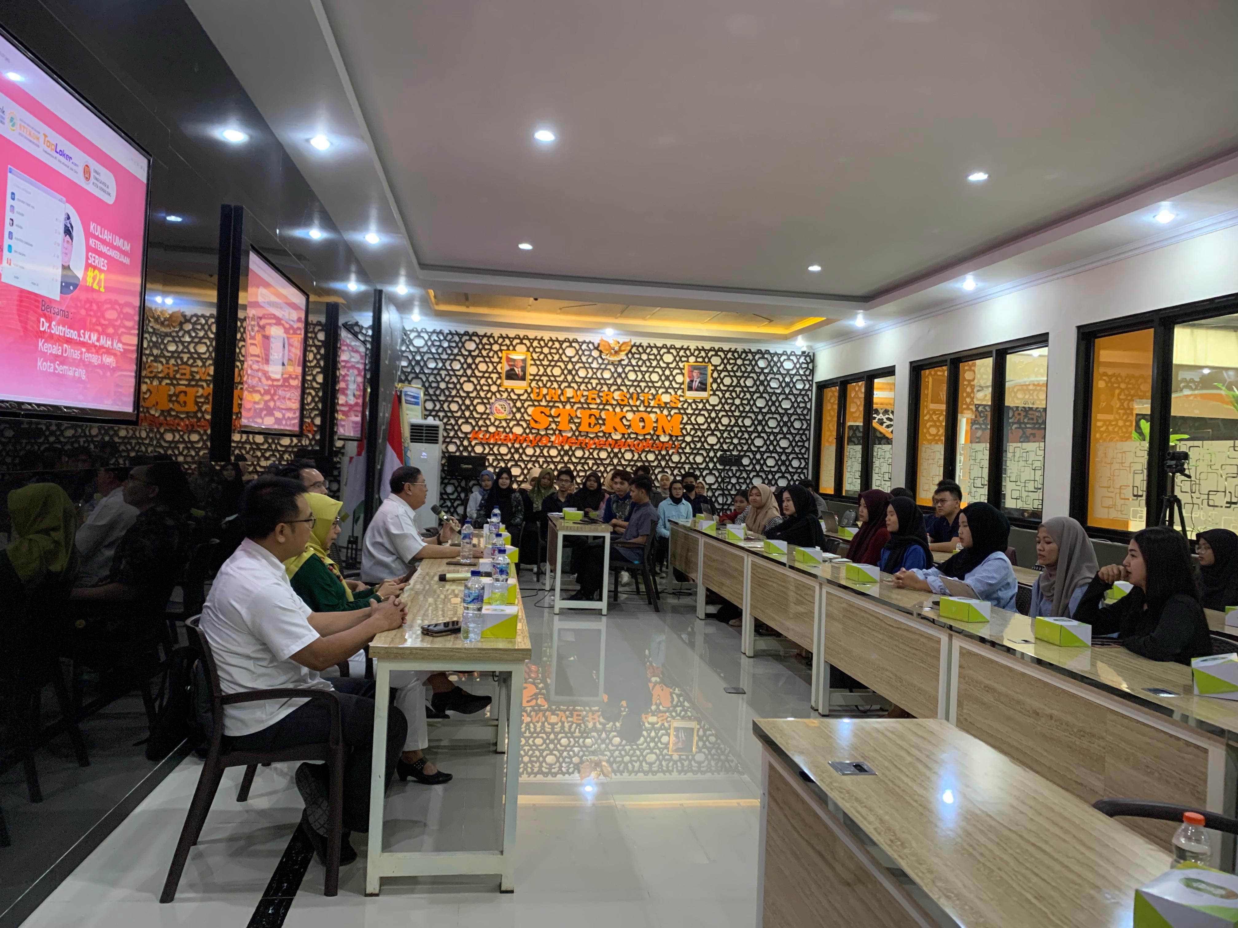 Universitas STEKOM Gelar Kuliah Umum Ketenagakerjaan Bersama Kepala Dinas Tenaga Kerja Kota Semarang