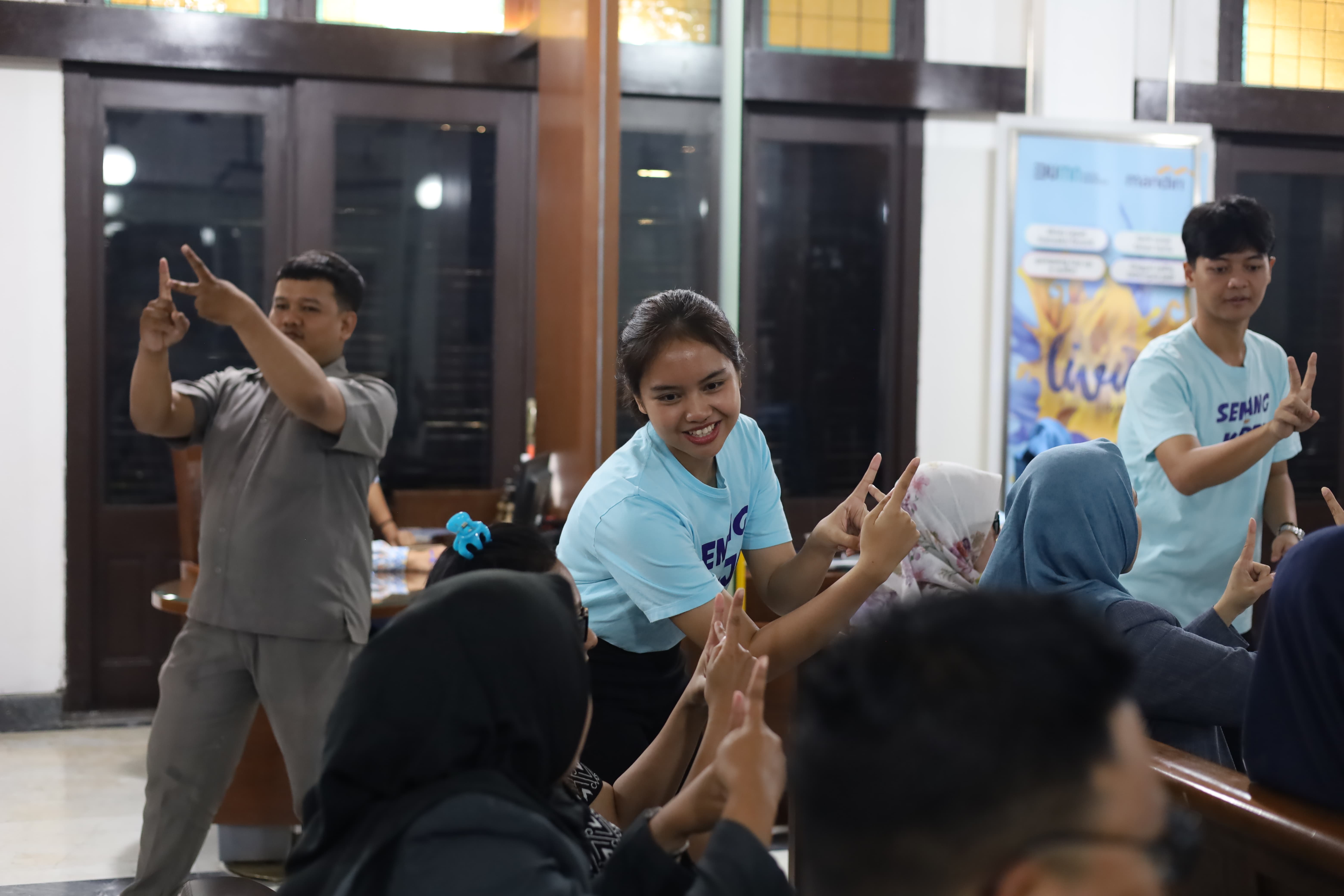 Universitas STEKOM Gelar Pelatihan Bahasa Isyarat di Bank Mandiri KCP Mpu Tantular Semarang