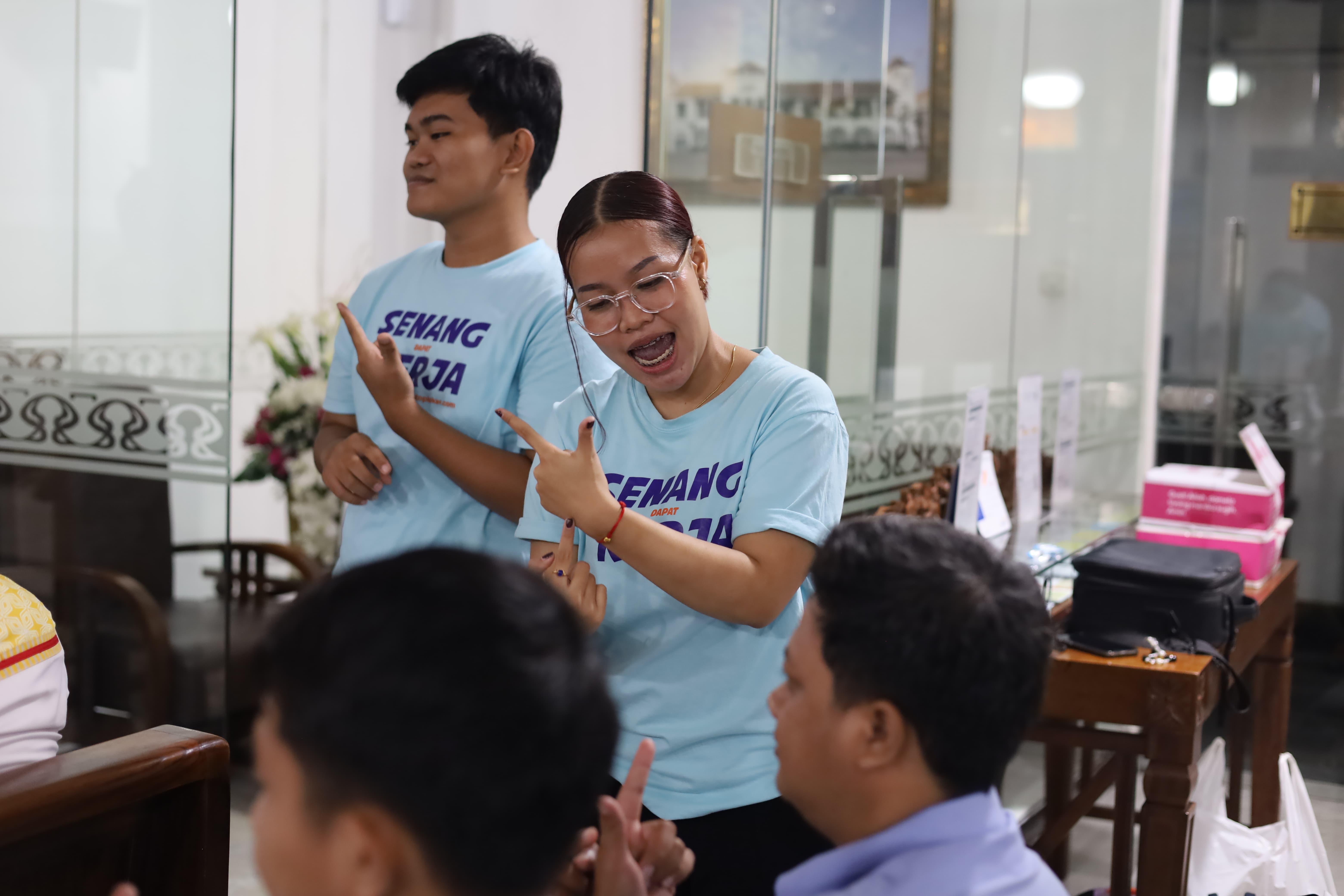 Universitas STEKOM Gelar Pelatihan Bahasa Isyarat di Bank Mandiri KCP Mpu Tantular Semarang