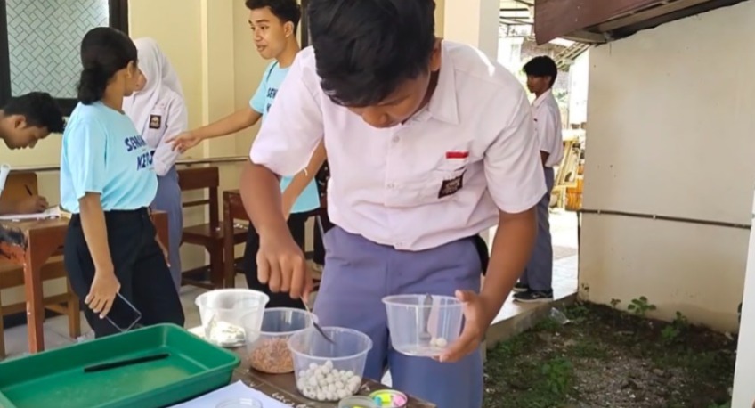 Universitas STEKOM Gelar Tes Jualan dan Tes Warna di SLB Negeri Kendal untuk Asah Keterampilan Siswa