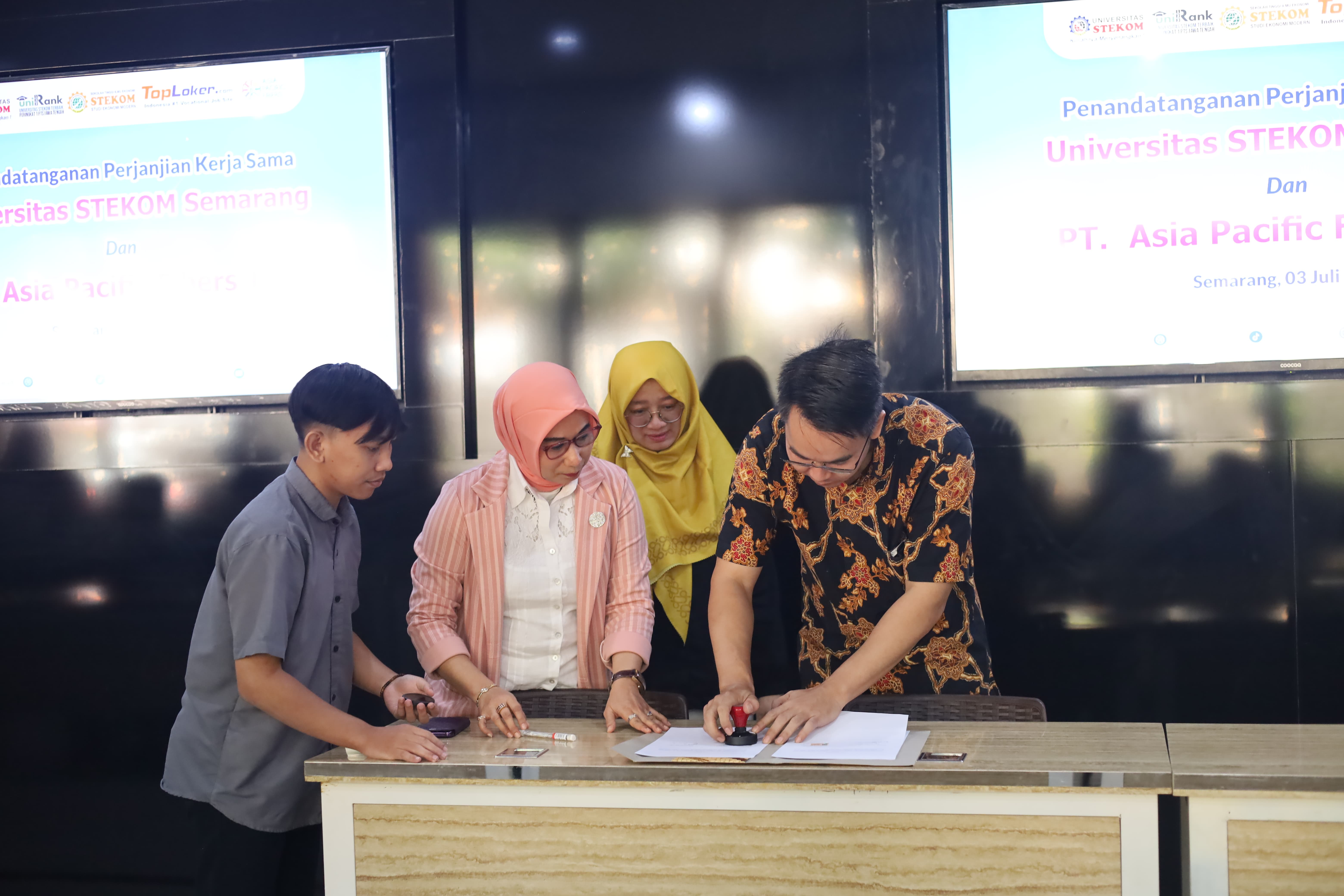 Universitas STEKOM Jalin Kerja Sama Strategis dengan PT Asia Pacific Fibers Tbk. melalui Penandatanganan MoU