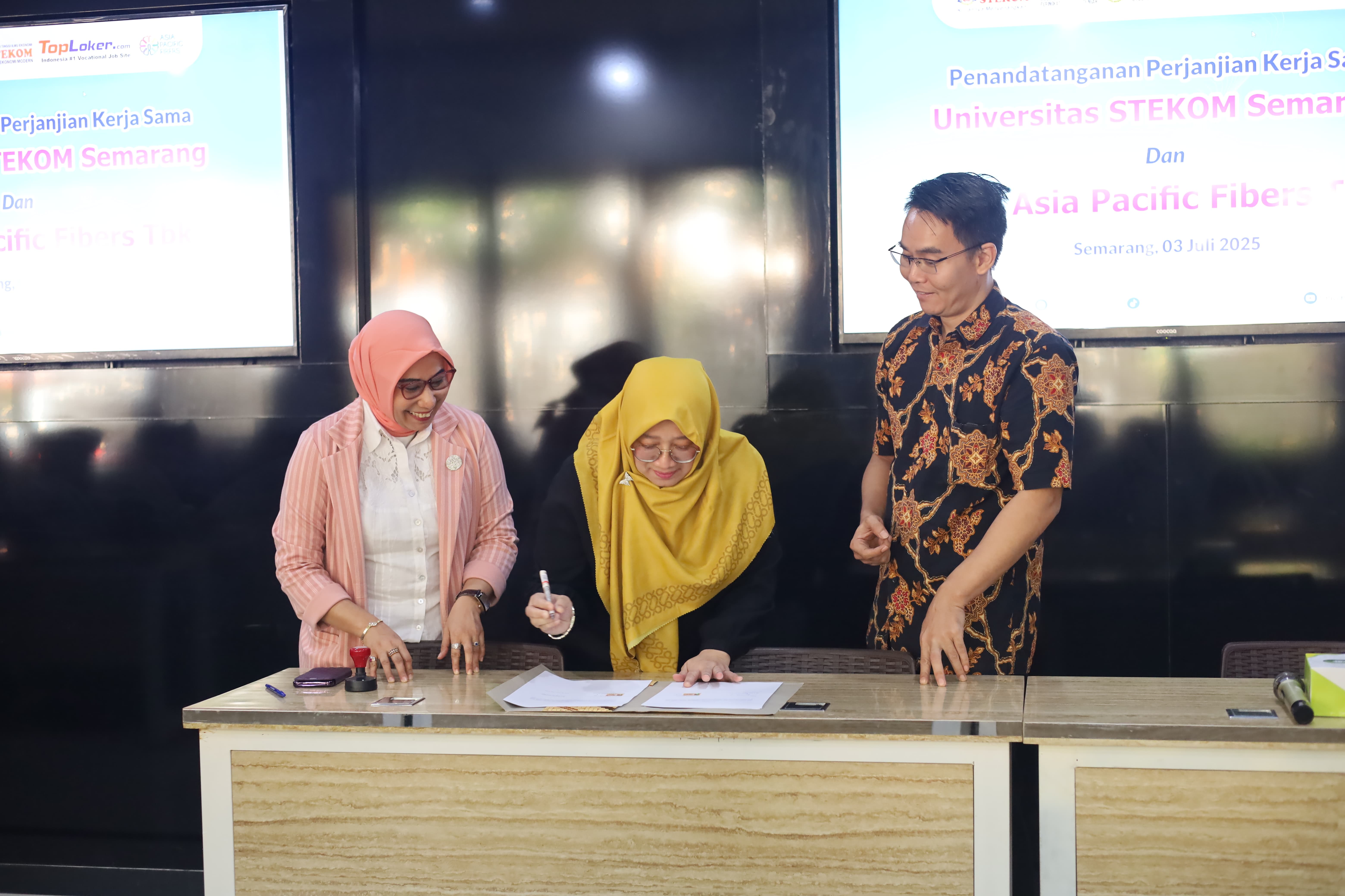 Universitas STEKOM Jalin Kerja Sama Strategis dengan PT Asia Pacific Fibers Tbk. melalui Penandatanganan MoU