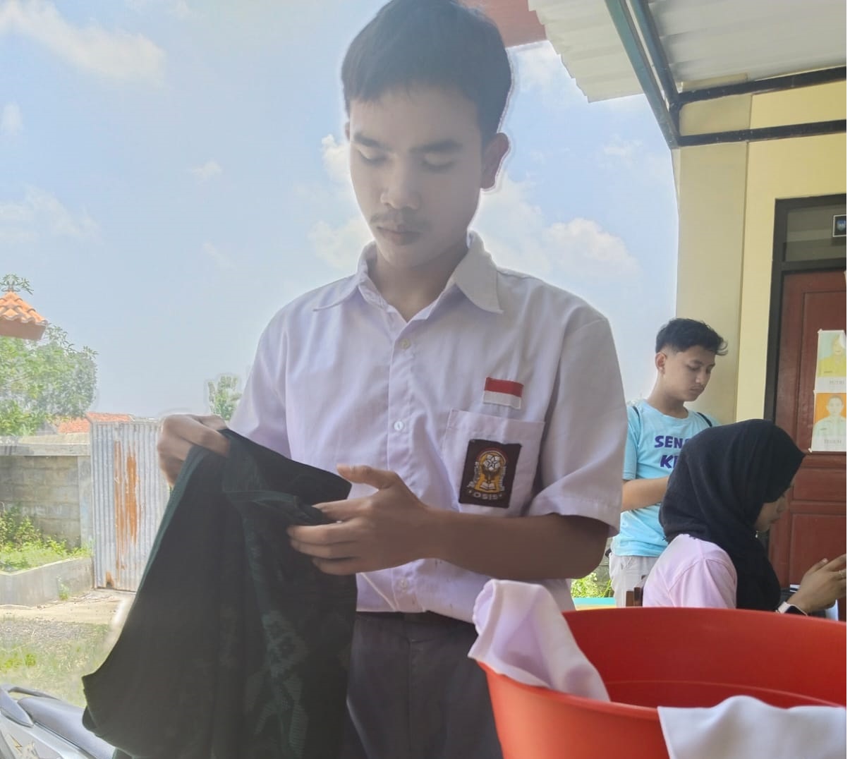 Universitas STEKOM Kembangkan Literasi Keterampilan dan Digital Siswa SLB Negeri Kendal Melalui Tes Laundry