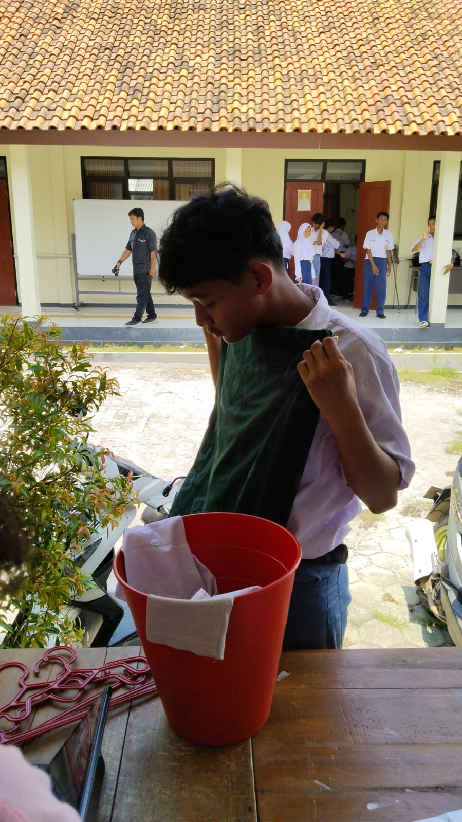 Universitas STEKOM Kembangkan Literasi Keterampilan dan Digital Siswa SLB Negeri Kendal Melalui Tes Laundry