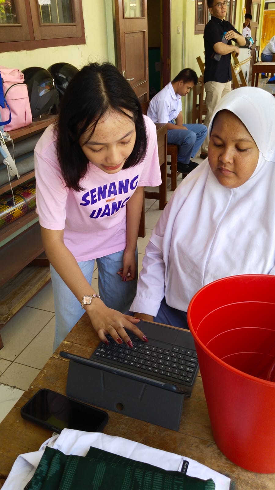 Universitas STEKOM Kembangkan Literasi Keterampilan dan Digital Siswa SLB Negeri Kendal Melalui Tes Laundry