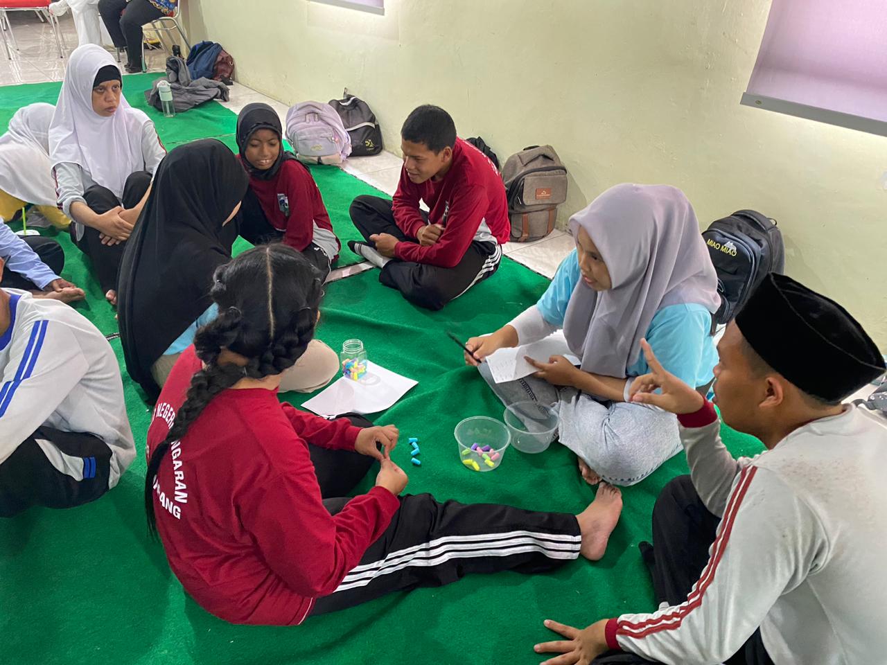 Universitas STEKOM Latih Kemampuan Jualan, Kasir, dan Tes Warna Siswa SLB Negeri Ungaran