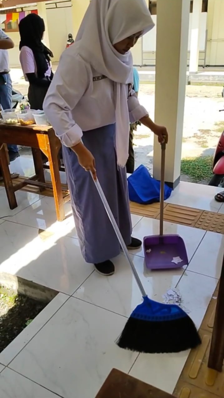 Universitas STEKOM Latih Kemandirian Siswa SLB Negeri Kendal Melalui Tes Kecakapan Housekeeping
