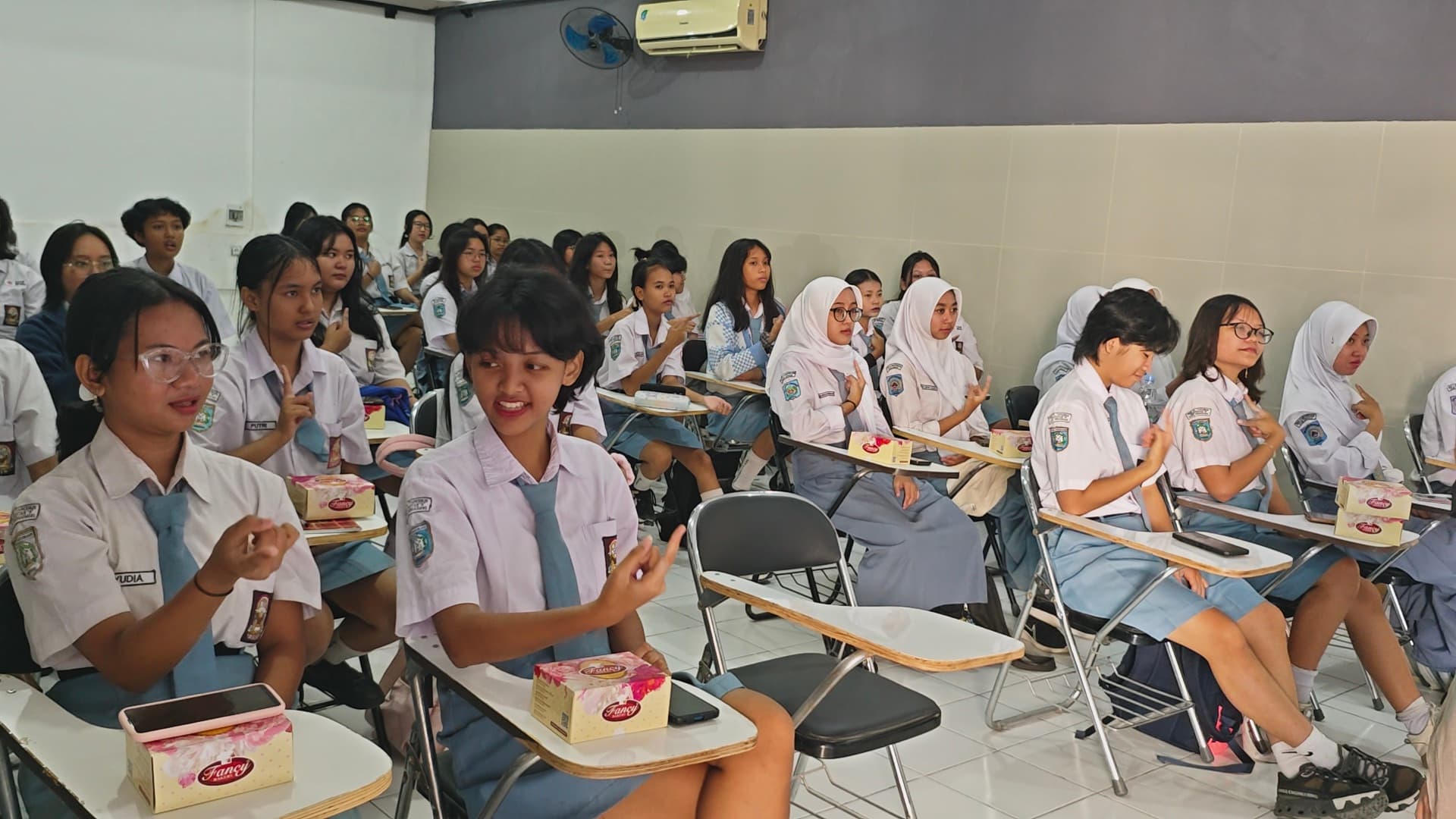 Universitas STEKOM Mengadakan Pelatihan Keterampilan, Ajak Siswa SMA/SMK di Semarang Belajar Bahasa Isyarat