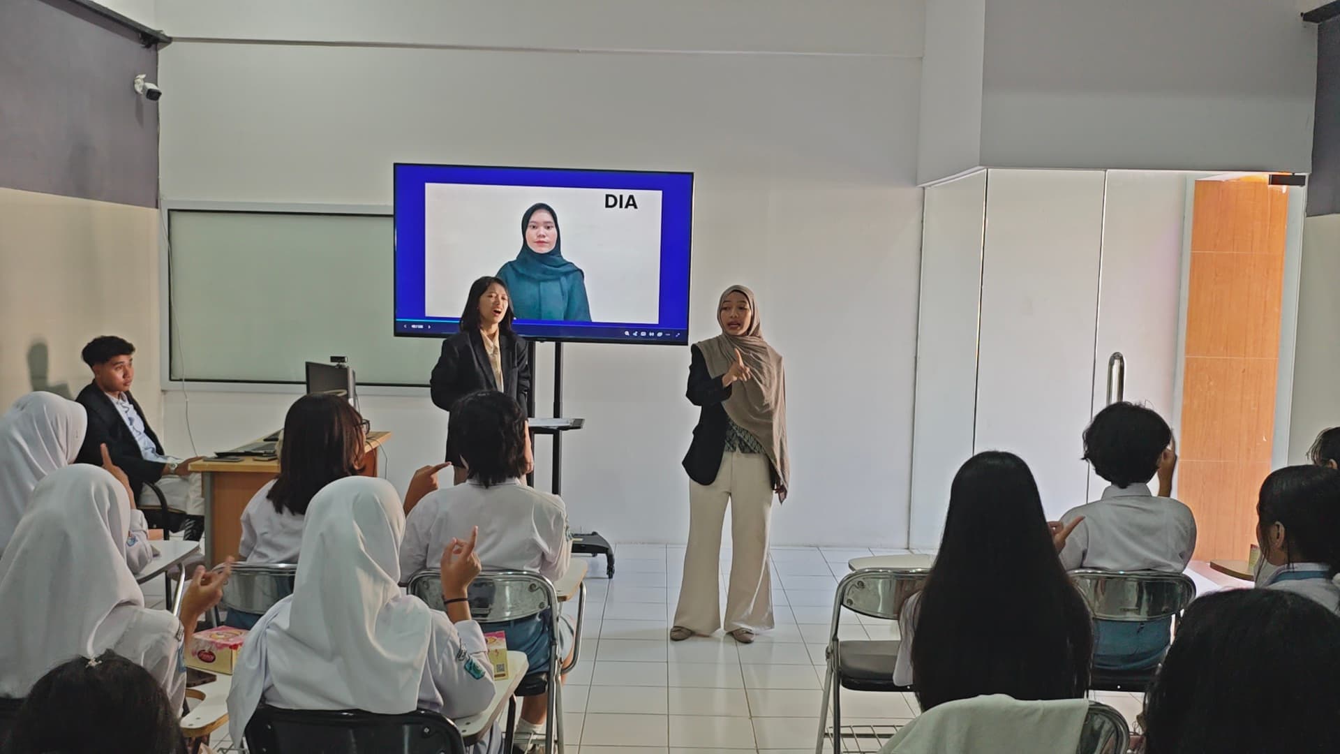 Universitas STEKOM Mengadakan Pelatihan Keterampilan, Ajak Siswa SMA/SMK di Semarang Belajar Bahasa Isyarat