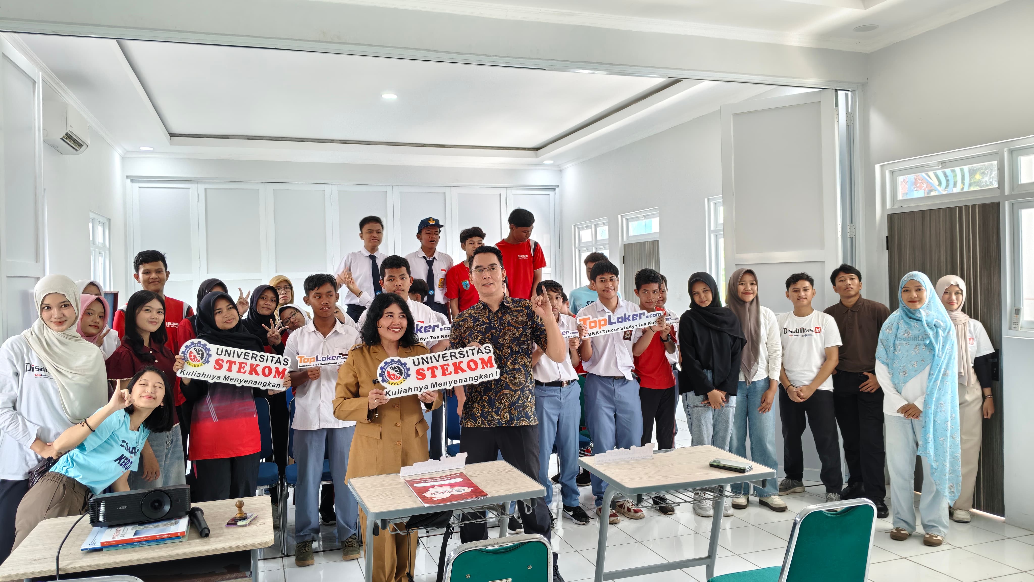 Universitas Stekom Perkuat Kolaborasi dengan SLB Negeri Salatiga melalui Penandatanganan MoU