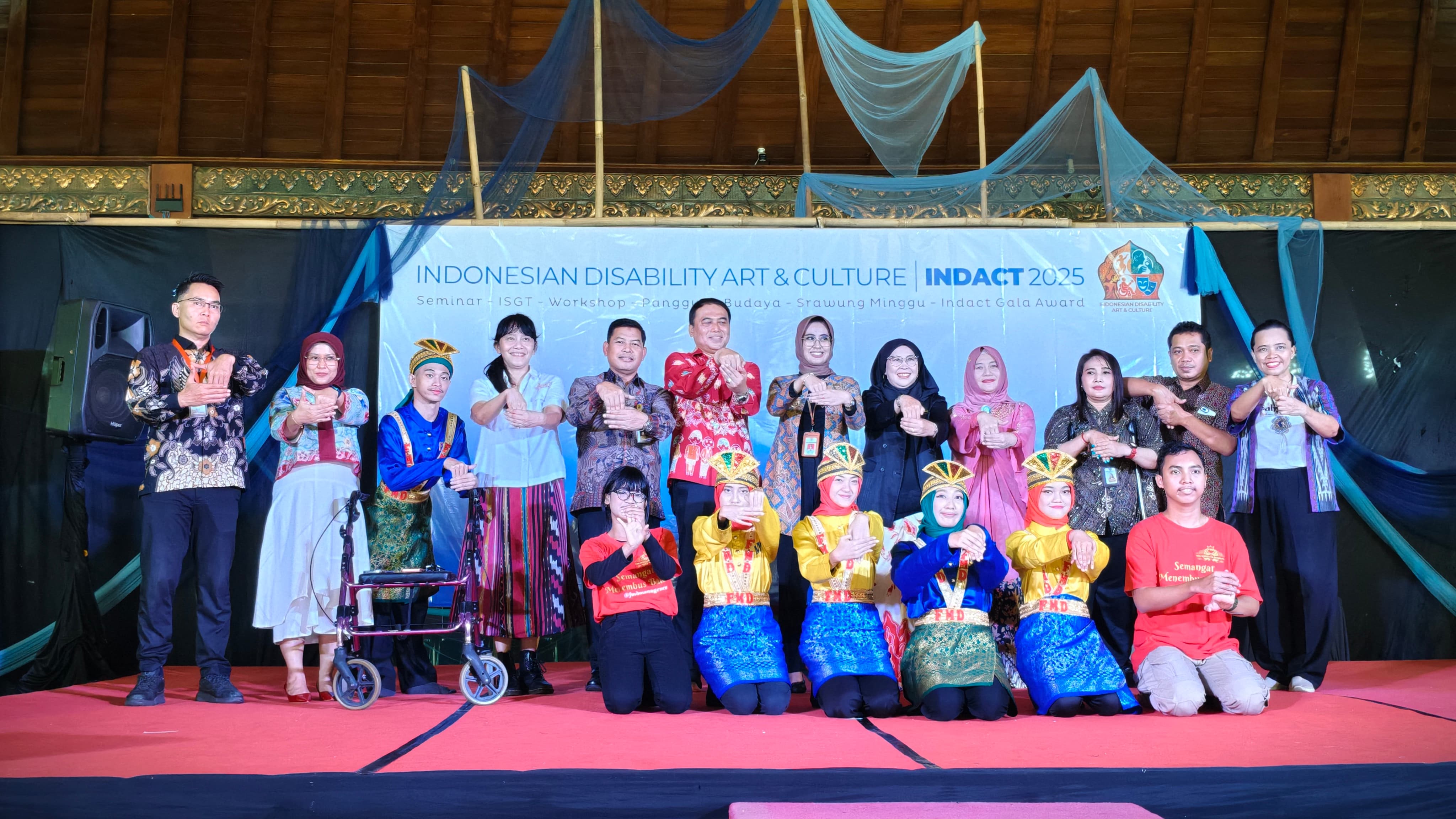 Universitas Stekom Raih Changemaker Award pada Indonesian Disability Art and Culture Festival 2025