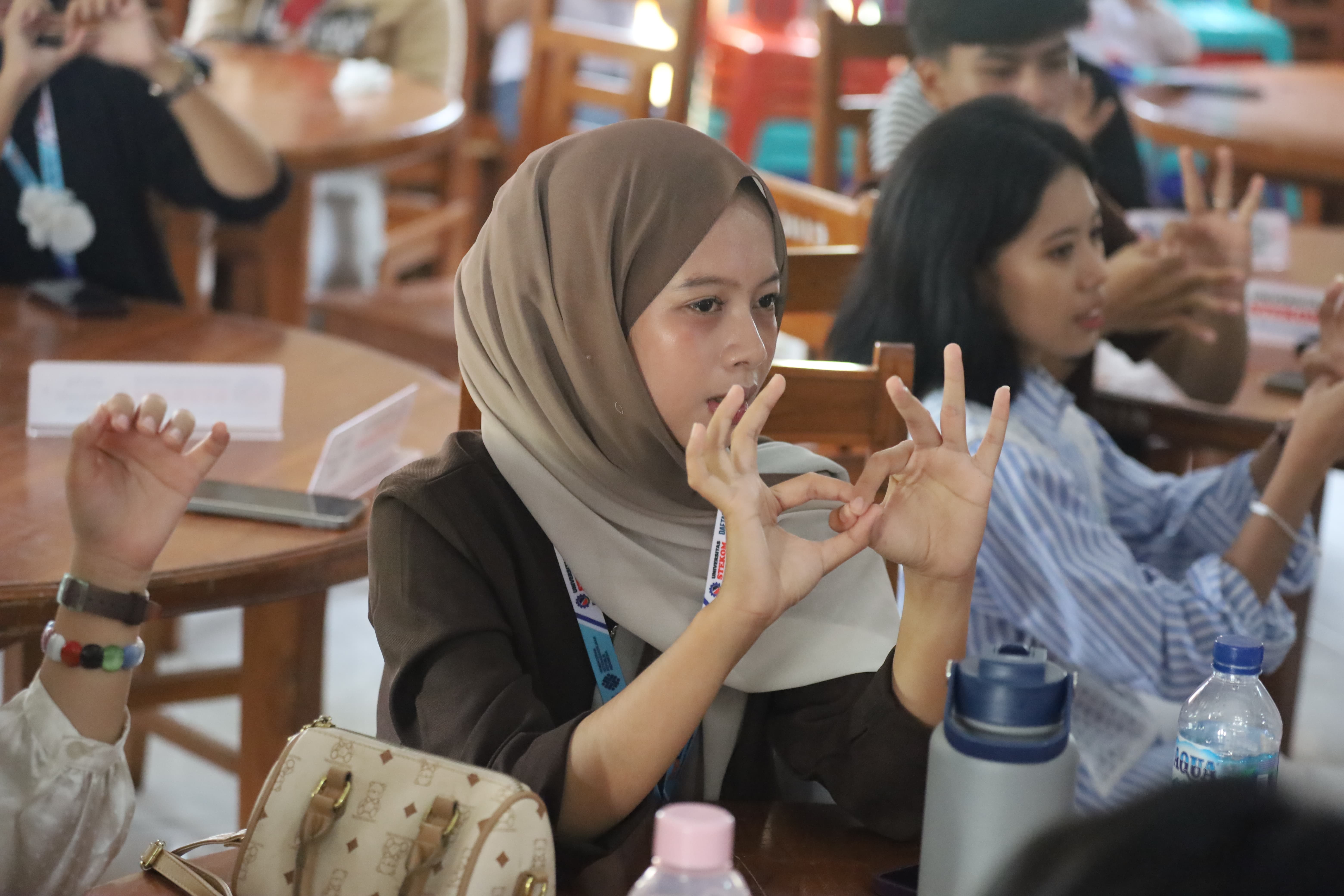 Universitas STEKOM Selenggarakan Pelatihan Bahasa Isyarat bagi Duta Inklusi di Bali