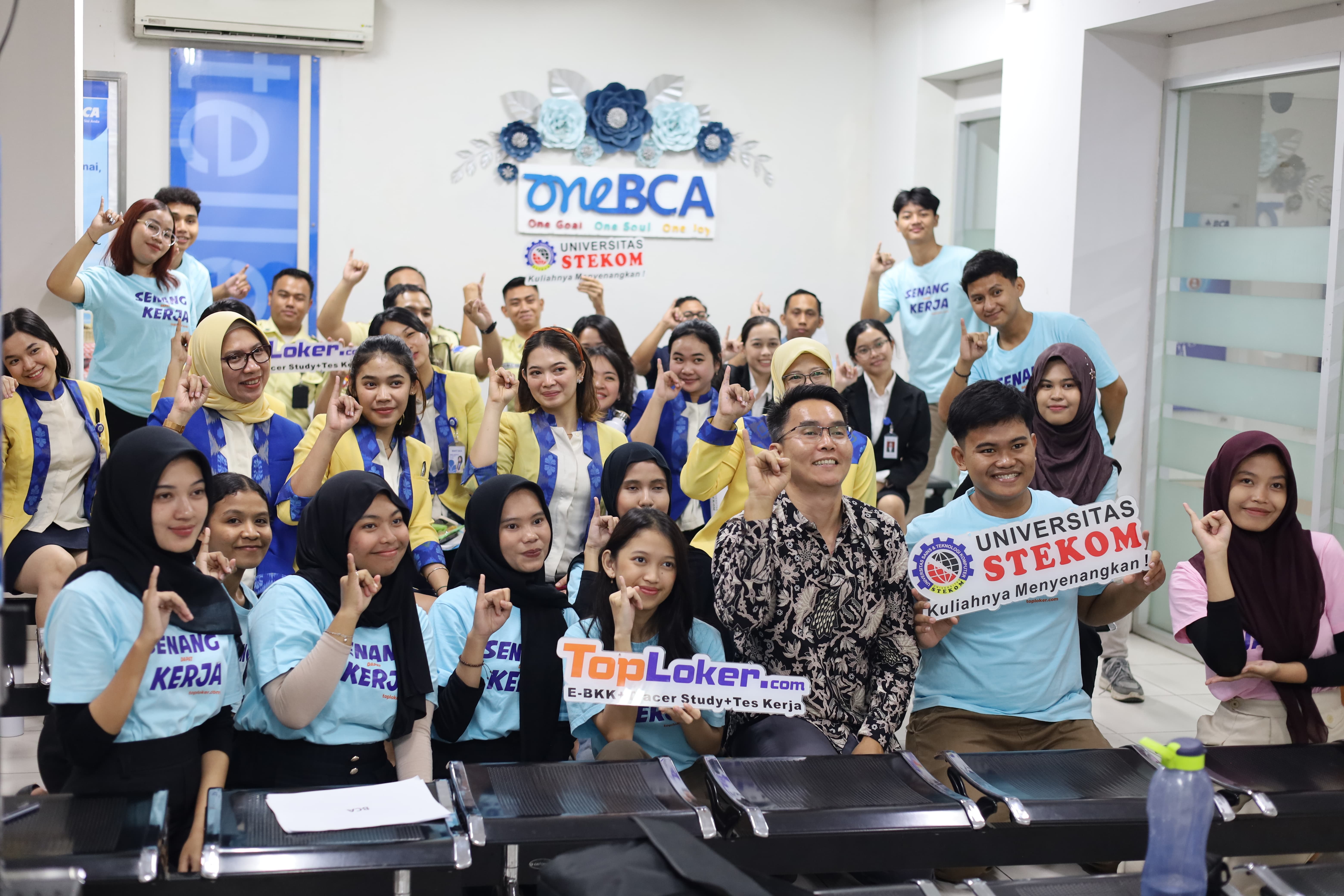 Universitas STEKOM Selenggarakan Pelatihan Bahasa Isyarat bagi Karyawan BCA KCP Pedurungan untuk Mendukung Layanan Perbankan Inklusif