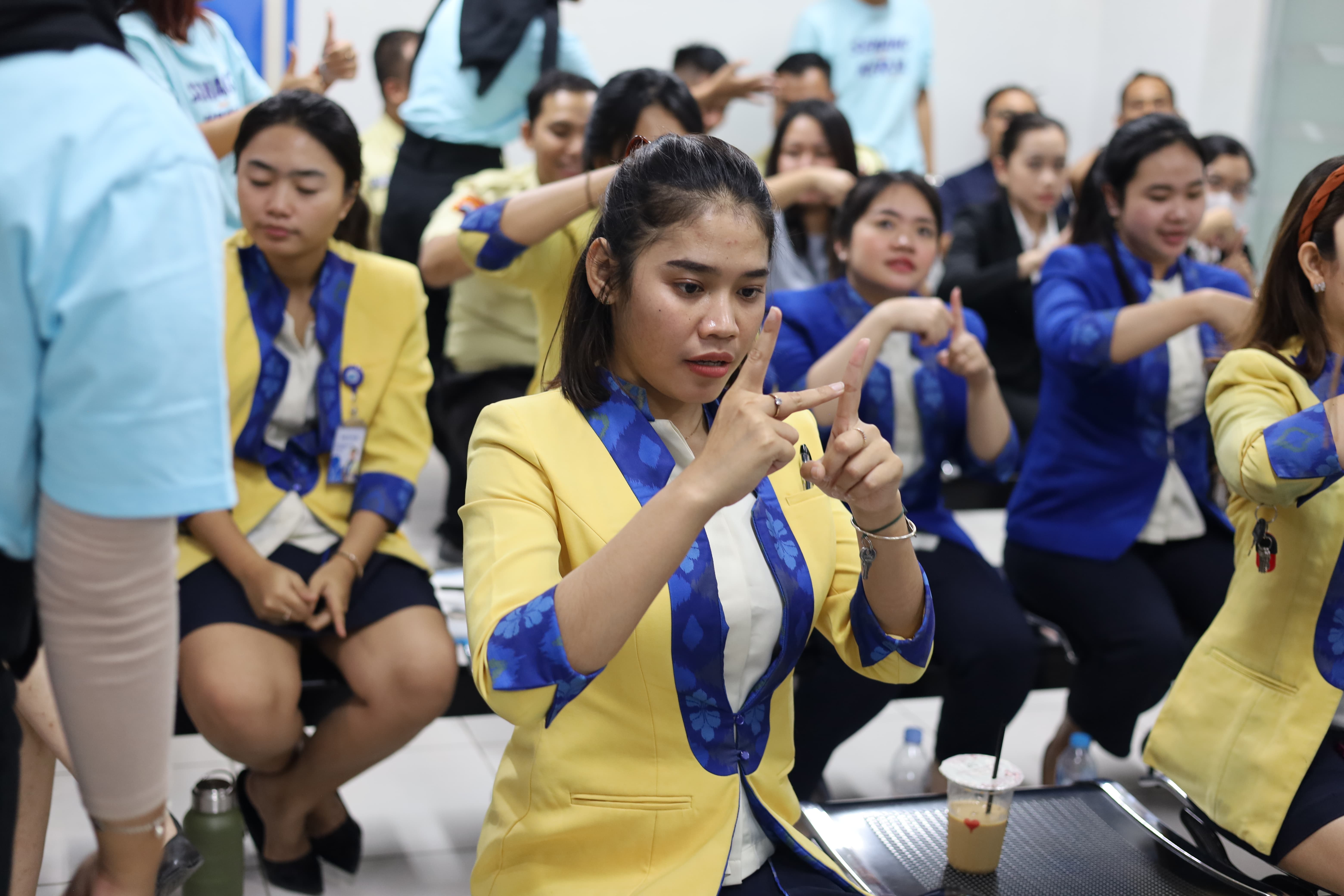Universitas STEKOM Selenggarakan Pelatihan Bahasa Isyarat bagi Karyawan BCA KCP Pedurungan untuk Mendukung Layanan Perbankan Inklusif