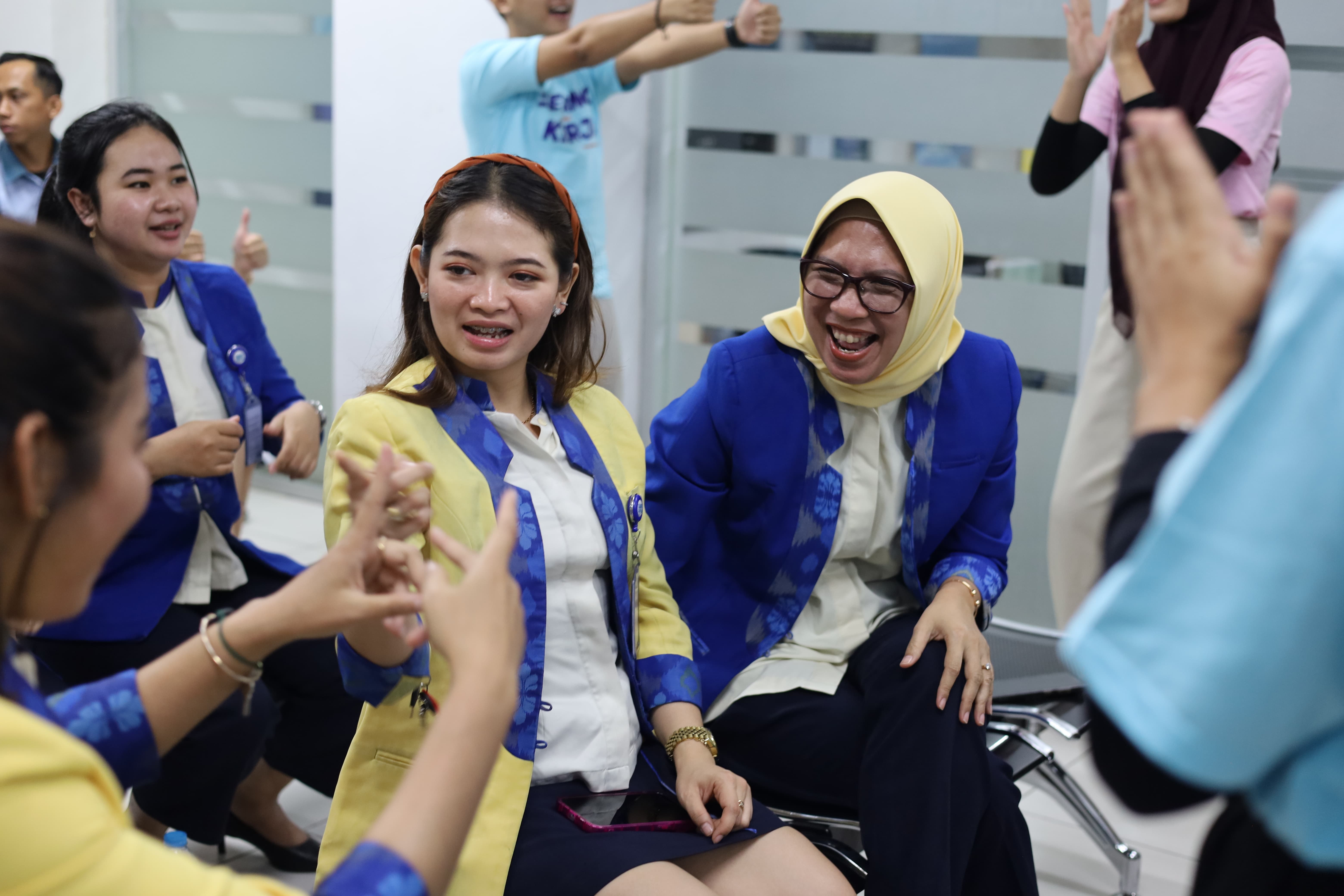 Universitas STEKOM Selenggarakan Pelatihan Bahasa Isyarat bagi Karyawan BCA KCP Pedurungan untuk Mendukung Layanan Perbankan Inklusif