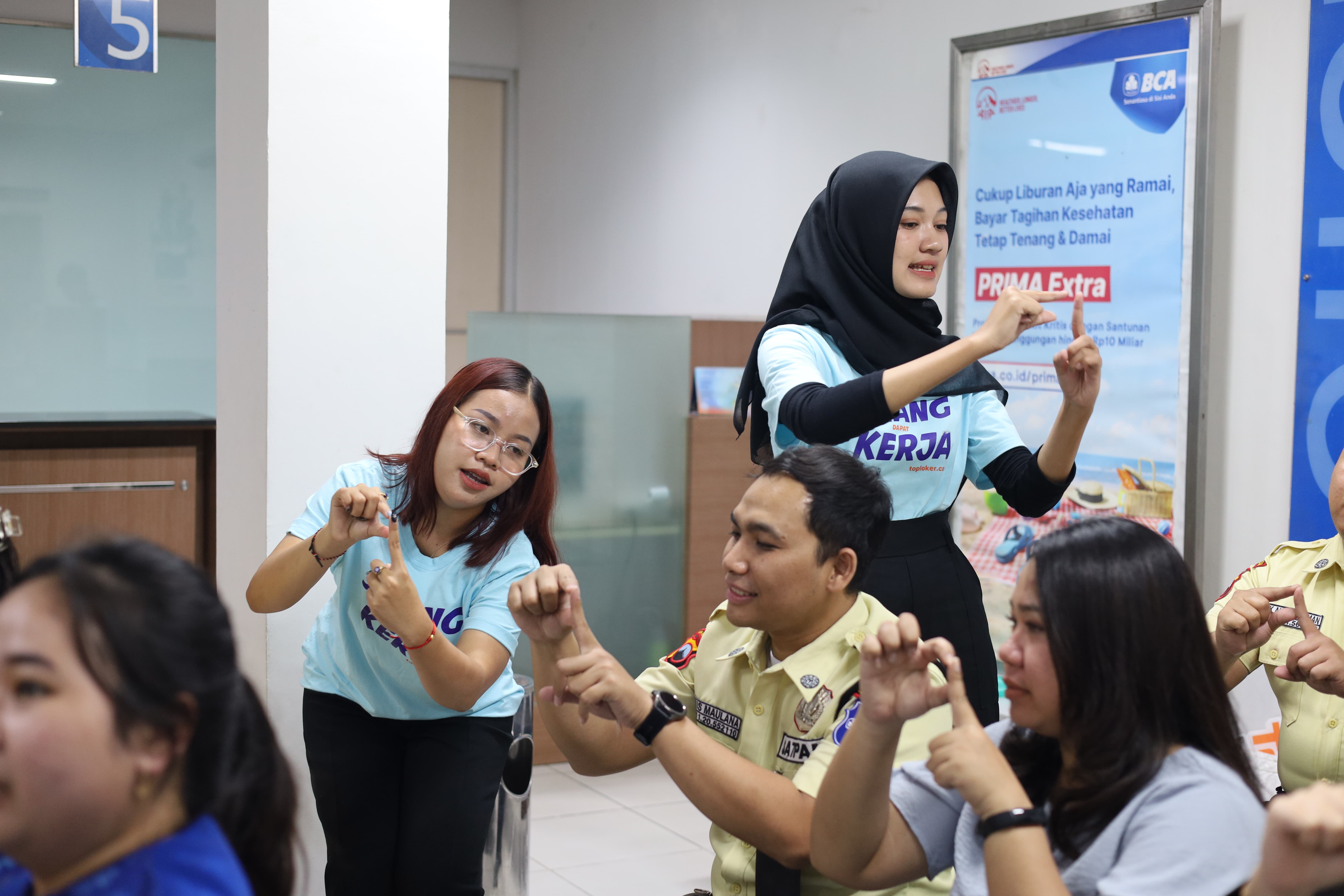 Universitas STEKOM Selenggarakan Pelatihan Bahasa Isyarat bagi Karyawan BCA KCP Pedurungan untuk Mendukung Layanan Perbankan Inklusif
