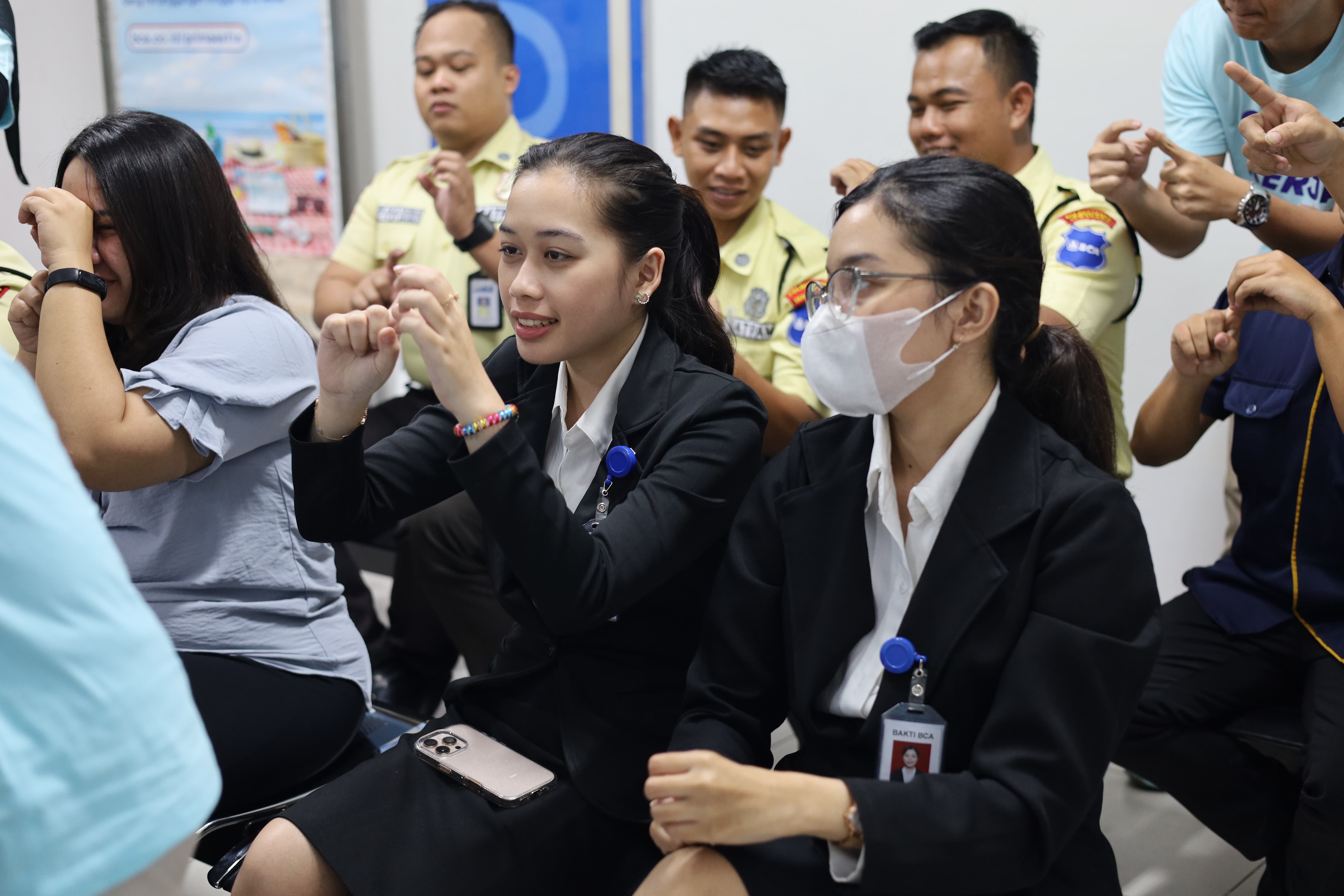 Universitas STEKOM Selenggarakan Pelatihan Bahasa Isyarat bagi Karyawan BCA KCP Pedurungan untuk Mendukung Layanan Perbankan Inklusif