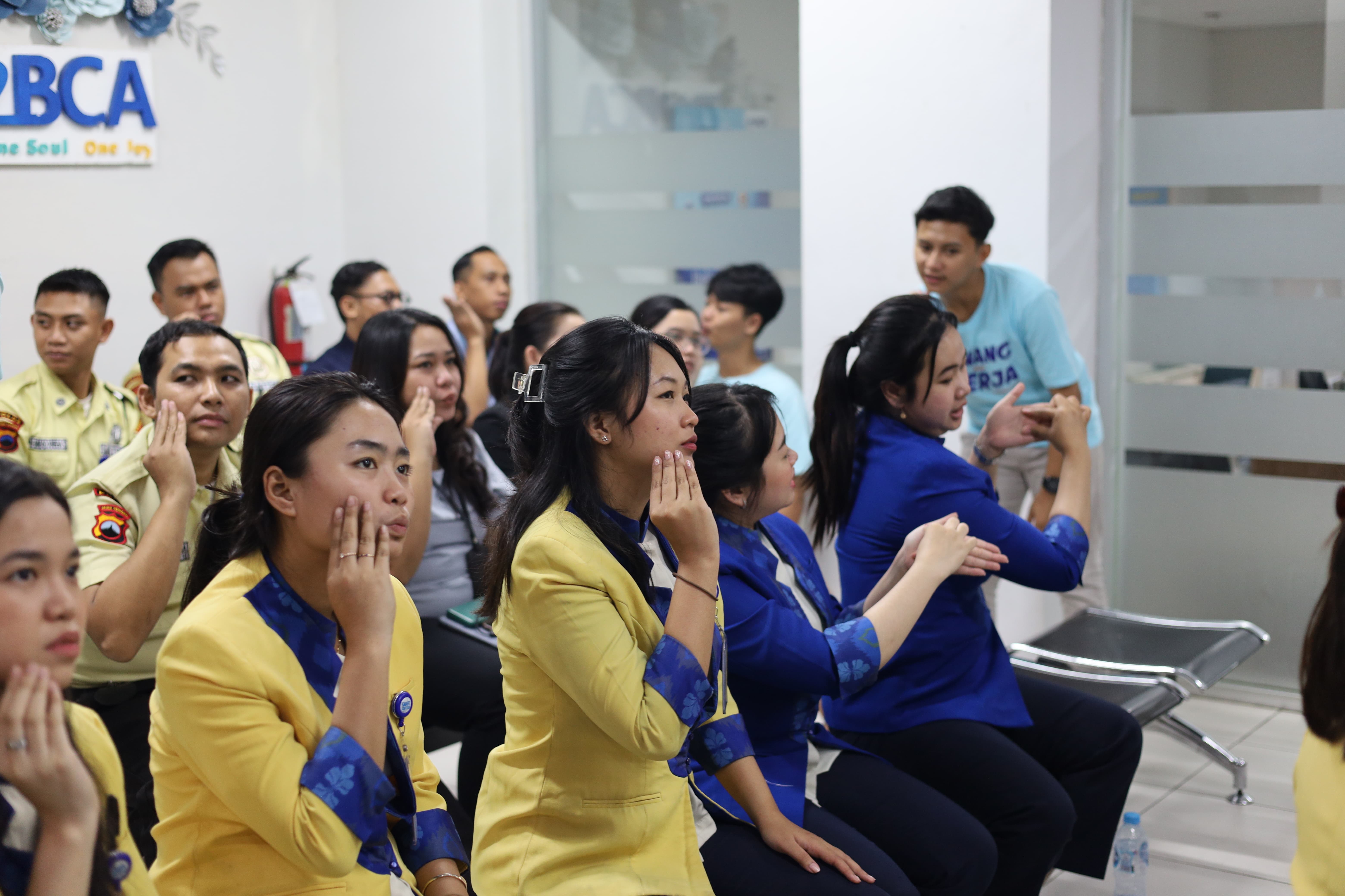 Universitas STEKOM Selenggarakan Pelatihan Bahasa Isyarat bagi Karyawan BCA KCP Pedurungan untuk Mendukung Layanan Perbankan Inklusif