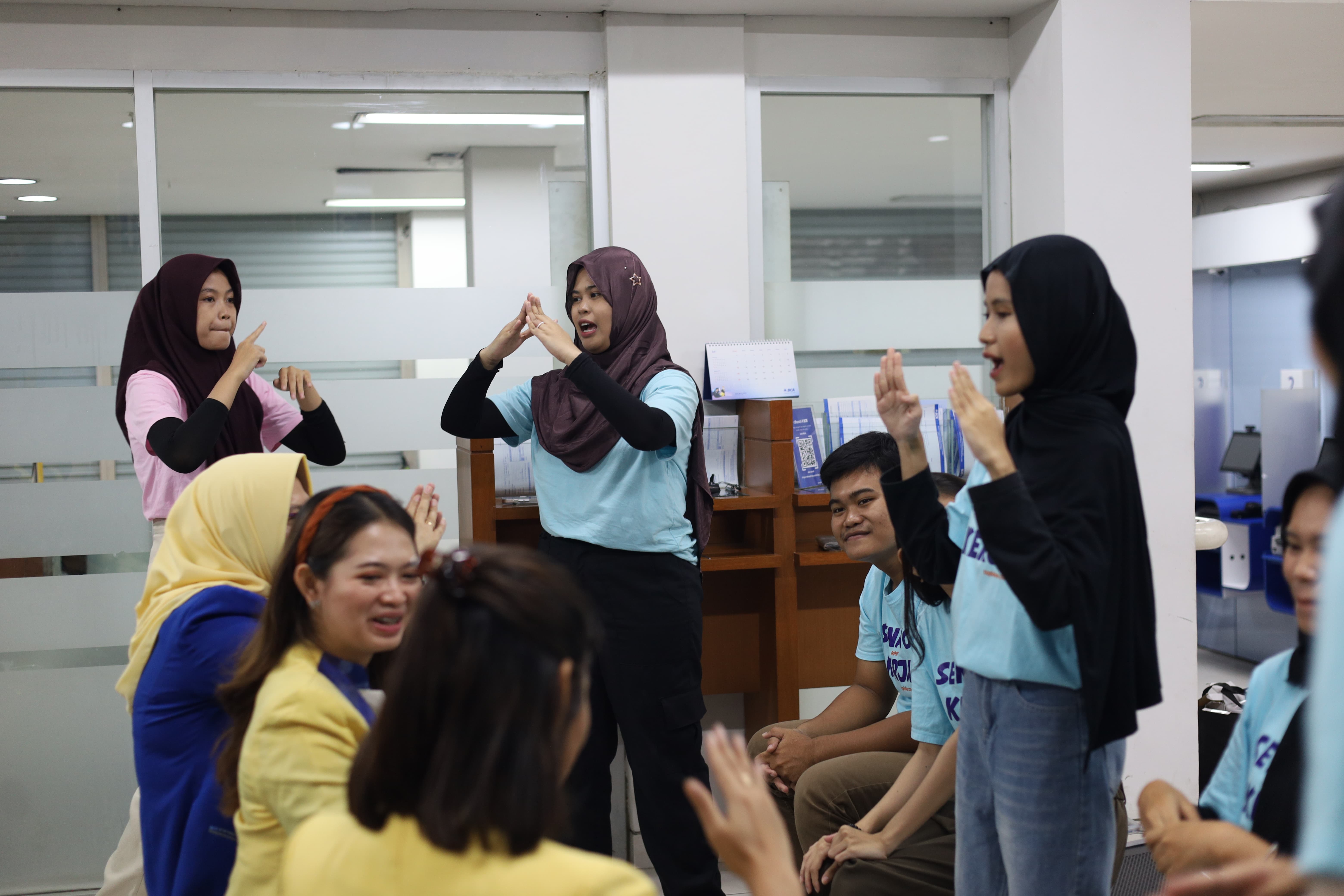 Universitas STEKOM Selenggarakan Pelatihan Bahasa Isyarat bagi Karyawan BCA KCP Pedurungan untuk Mendukung Layanan Perbankan Inklusif