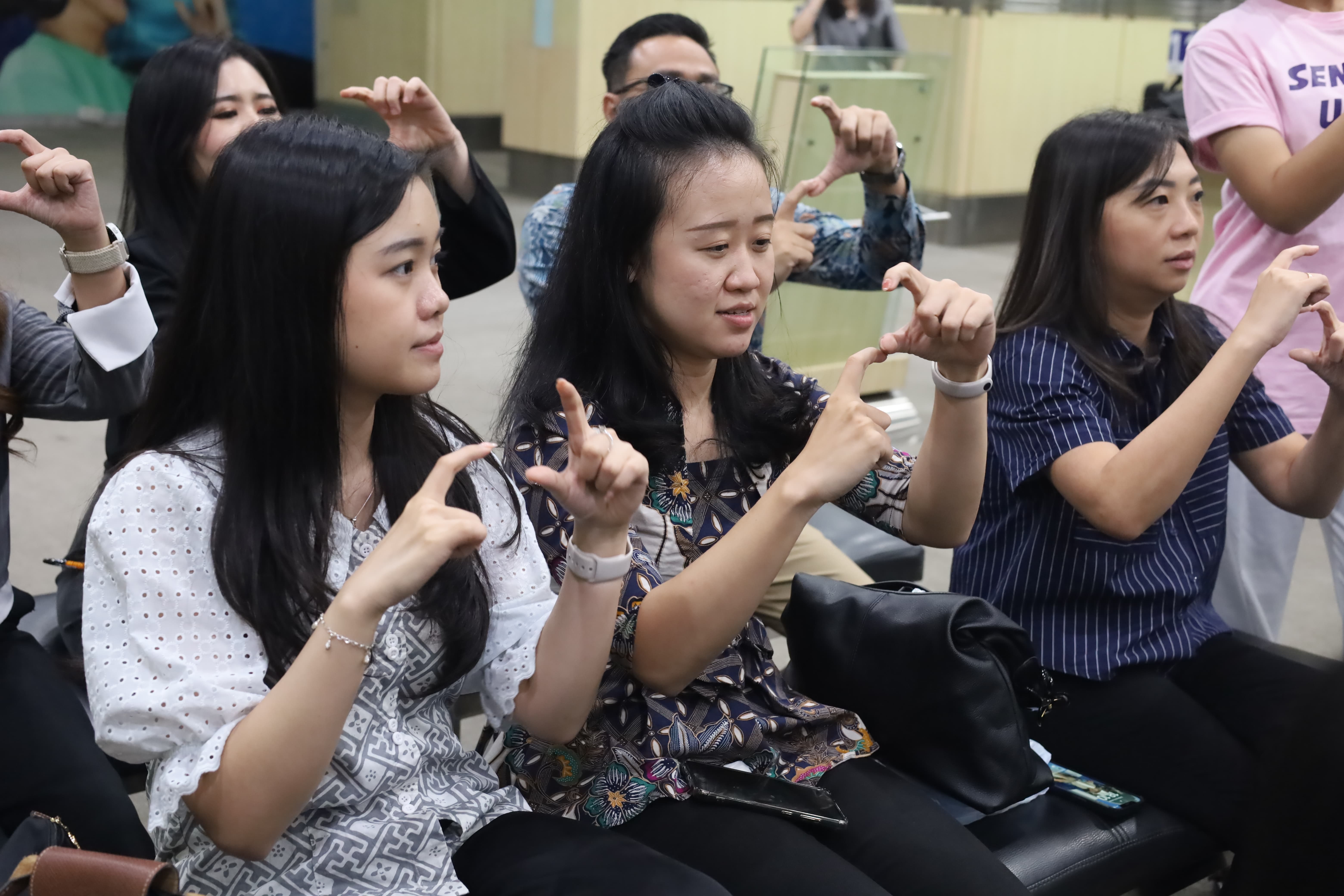 Universitas STEKOM Selenggarakan Pelatihan Bahasa Isyarat di Bank Permata Semarang