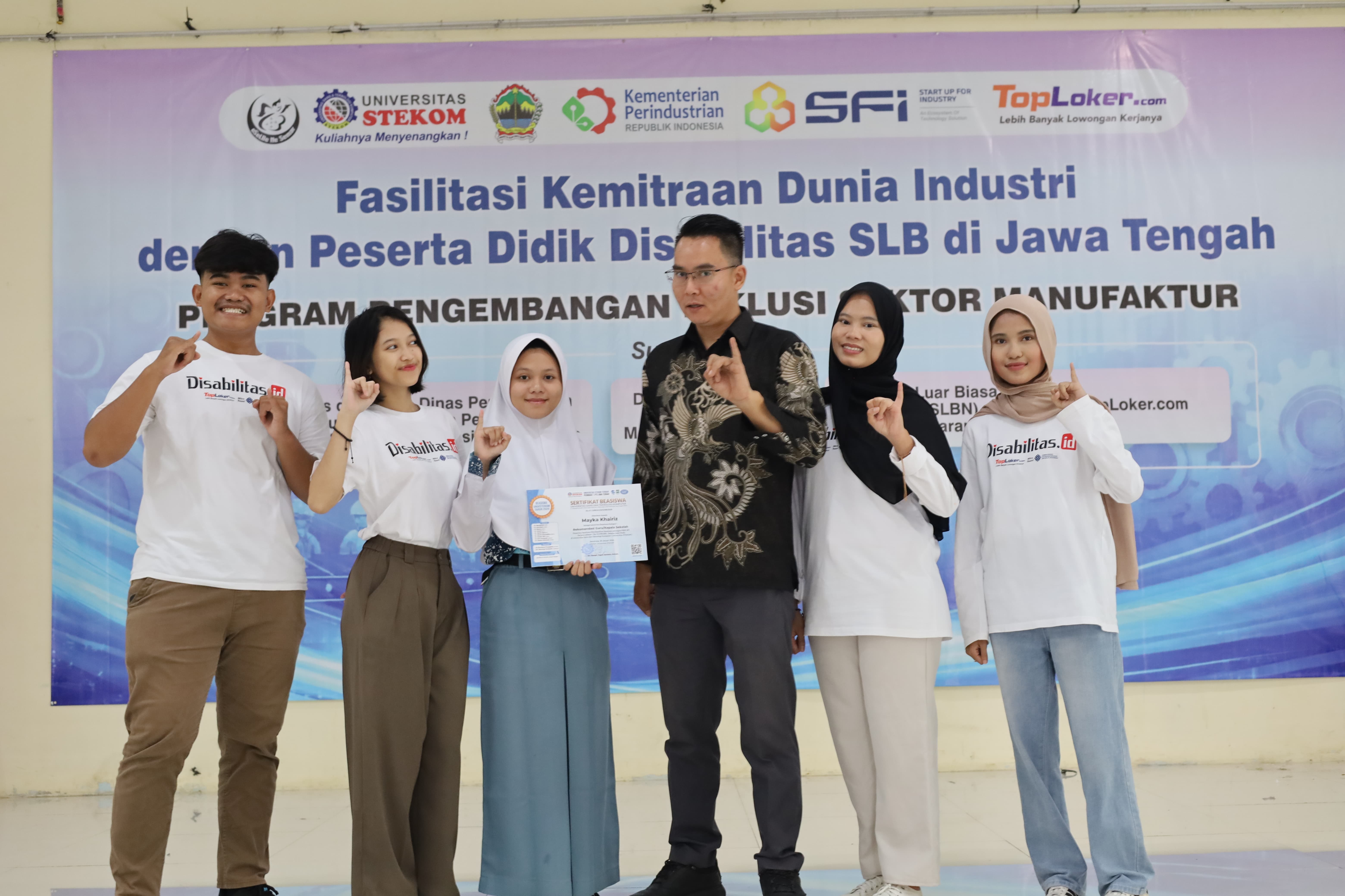 Universitas STEKOM Serahkan Beasiswa Pendidikan kepada Siswa Disabilitas Tunarungu SLB Negeri Semarang