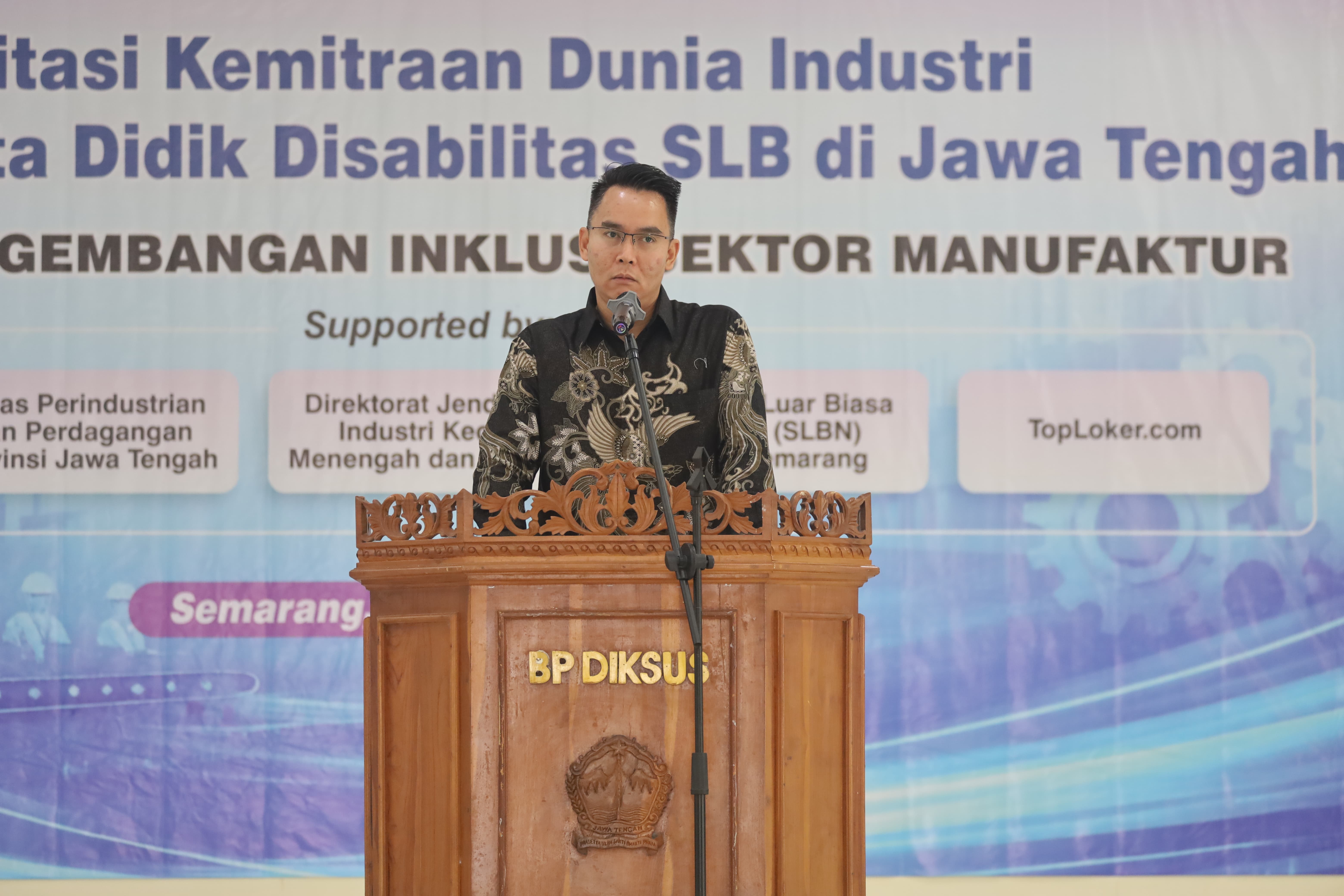 Universitas STEKOM Serahkan Beasiswa Pendidikan kepada Siswa Disabilitas Tunarungu SLB Negeri Semarang