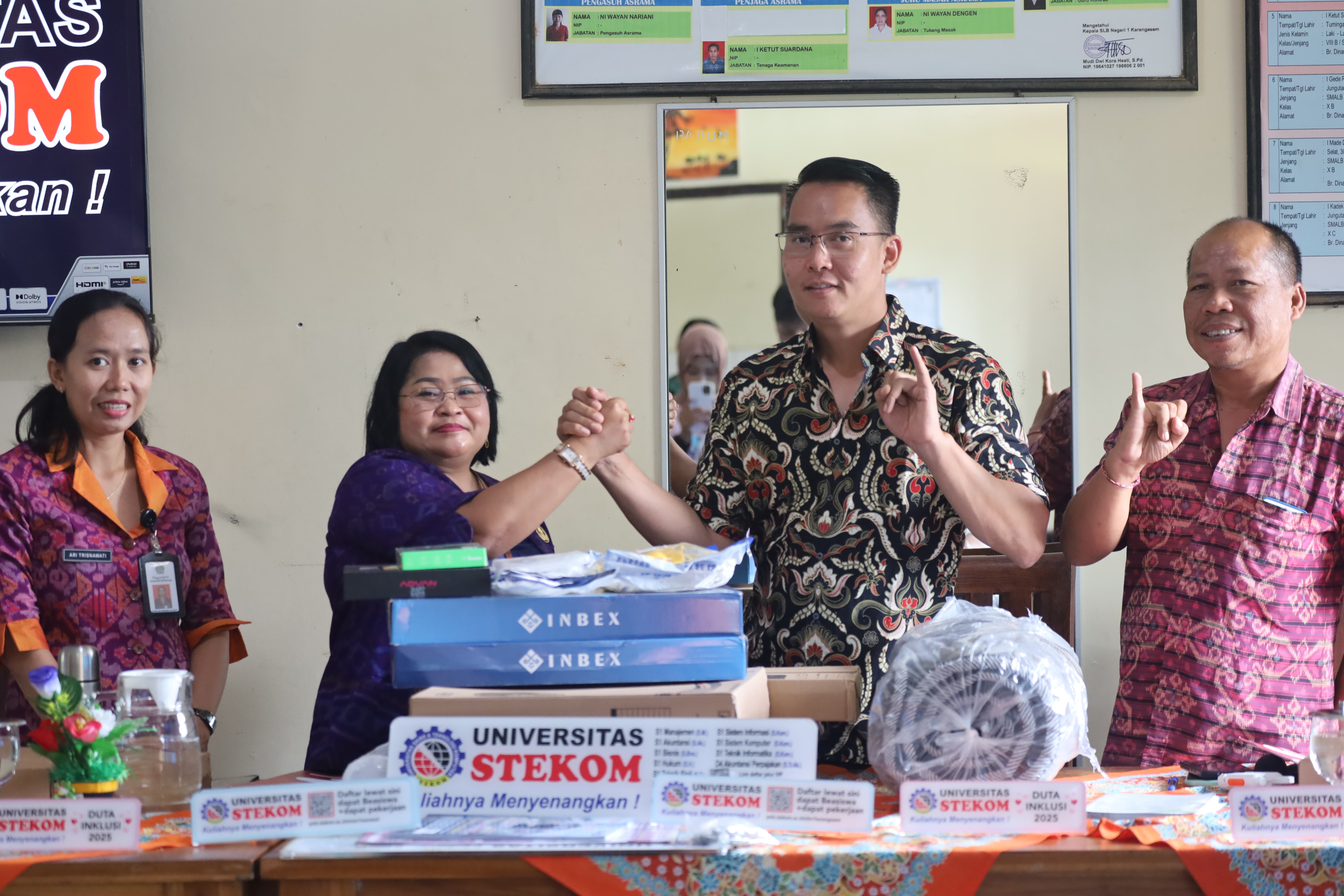 Universitas STEKOM Serahkan Hibah Sarana dan Tetapkan Duta Kebekerjaan di SLB Negeri Karangasem