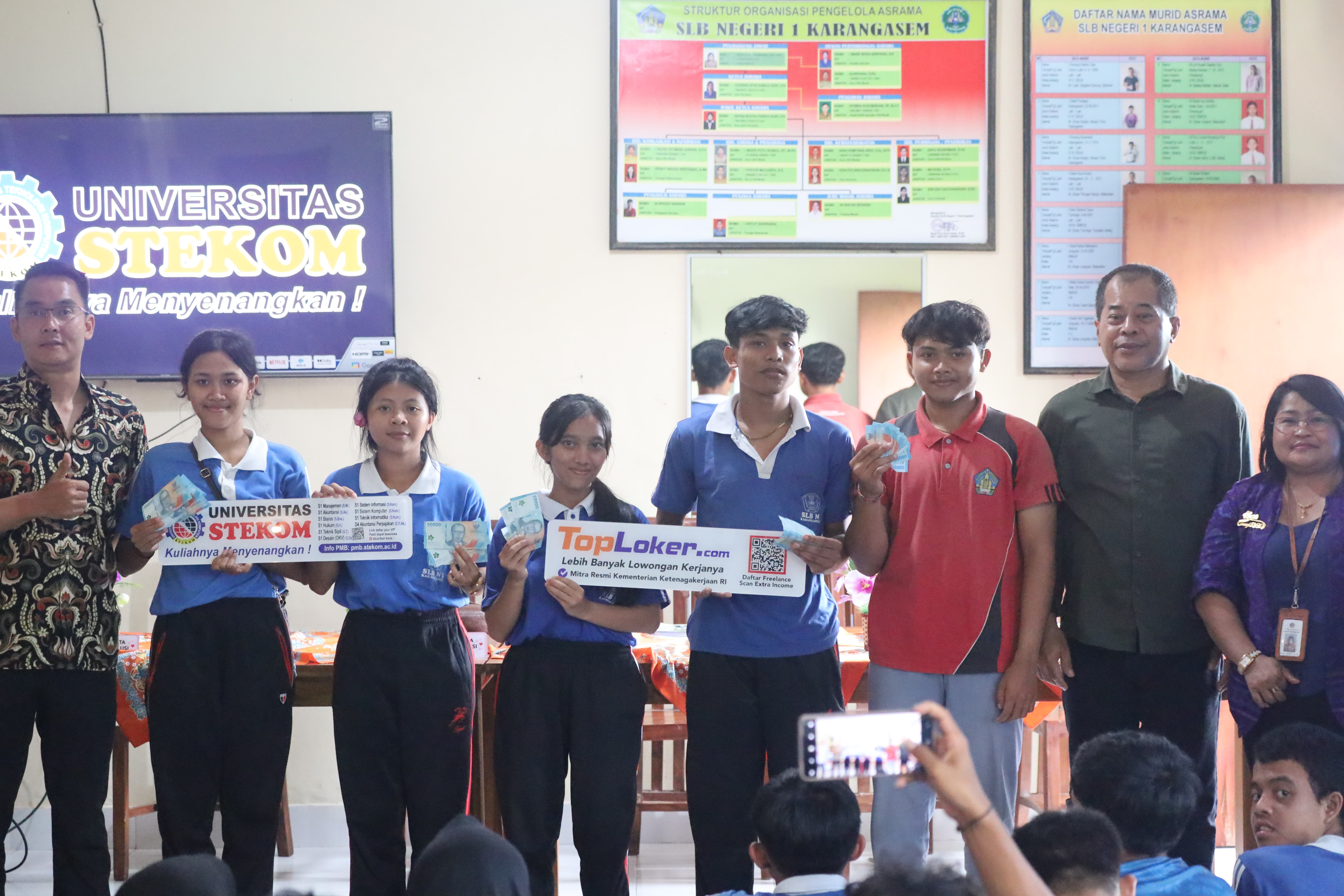 Universitas STEKOM Serahkan Hibah Sarana dan Tetapkan Duta Kebekerjaan di SLB Negeri Karangasem